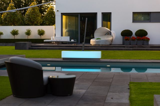 LCO Lightcube als Designobjekt am Pool